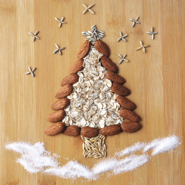 杏仁和谷物排列成圣诞树的形状。图片下载