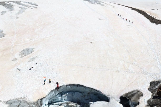 绳索队训练裂缝救援和在塔斯夏赫弗纳冰川和蒂罗尔阿尔卑斯山脉的高山雪景登山图片下载