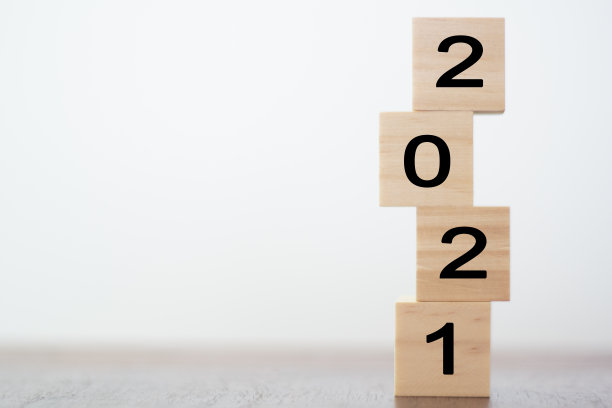 2021年在木制立方体上的桌子上复制文本空间图片下载