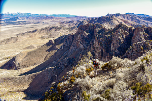 有个男人俯瞰山谷的大山谷图片下载