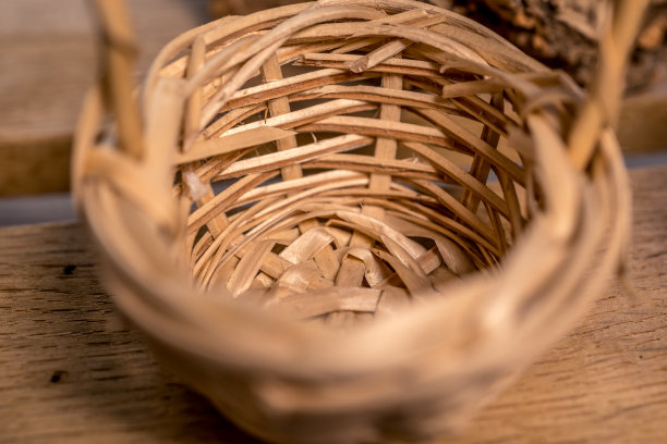 乡村柳条篮子装饰玻璃橱窗。家居装饰。自然的产品。手工制作的风格。高质量照片图片下载
