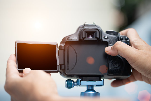 摄影师的手正用阳光按下快门图片下载