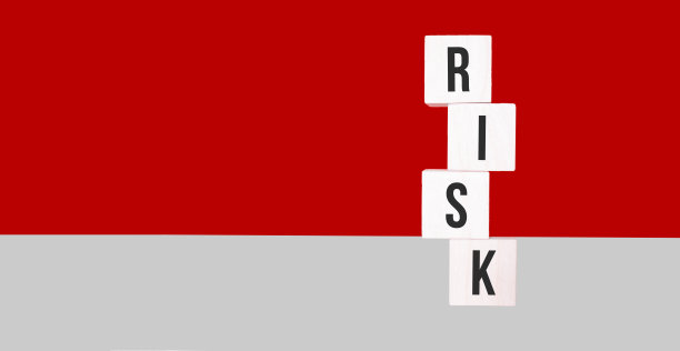 木桌上的尺子后面的积木图片下载