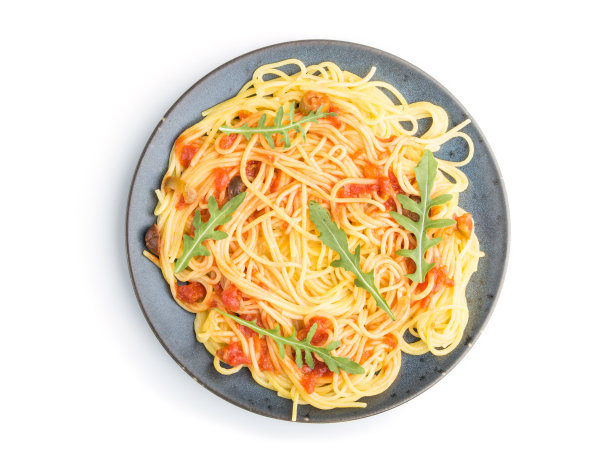 白色背景上孤立的番茄酱和芝麻菜的玉米面条。俯视图，平放。图片下载