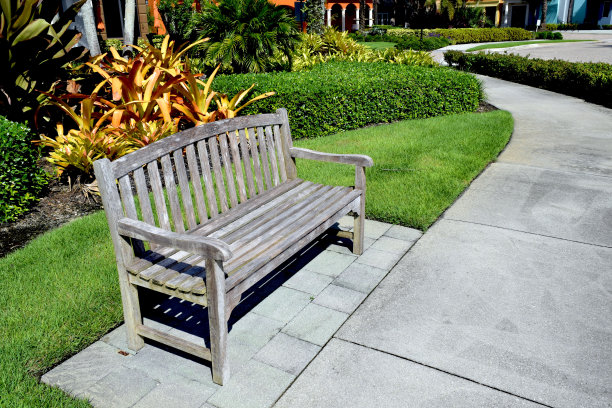 人行道上的木凳图片下载