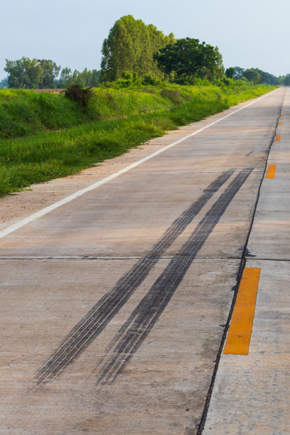 水泥路面上卡车车轮的刹车痕迹。图片下载