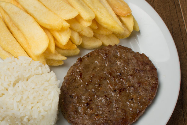 特写照片的美味的汉堡搭配米饭和薯条。美食的照片。图片下载