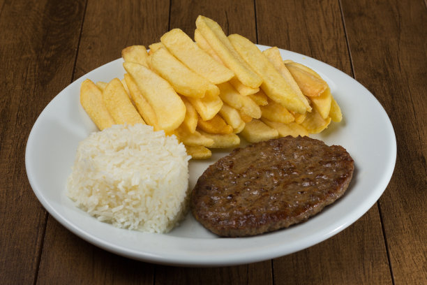 美味的汉堡配米饭和薯条。特写水平美食摄影的食物。图片下载