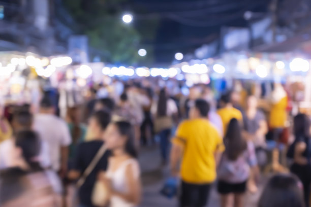 一群人在城市中行走的模糊画面图片下载