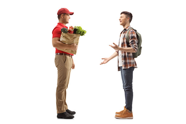 一个快递员给一个十几岁的学生送购物袋的全长侧面照片图片下载