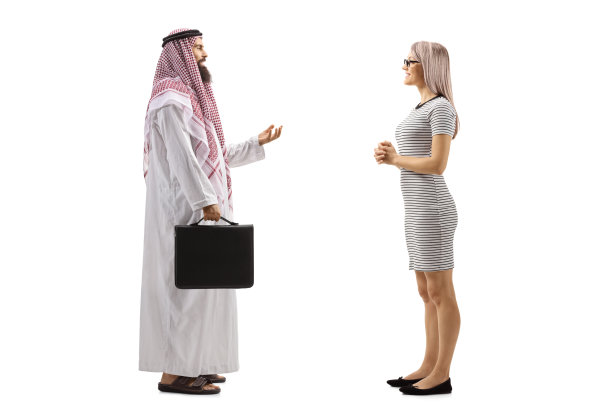 一个阿拉伯商人的全长侧面照片解释和手势，并与一个金发女人交谈图片下载