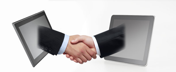 人们隔着平板电脑屏幕握手图片下载