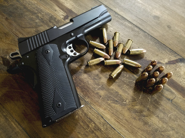 展示弹药和枪支。图片下载