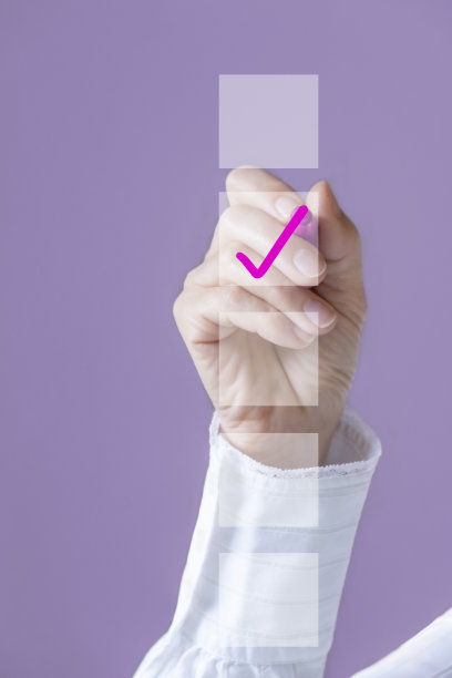 清单。女商人在一个复选框中亲手画了一个粉红色的复选标记。图片下载