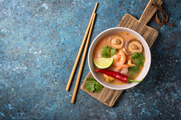 一碗泰国番茄汤冬阴汤，美味的虾，贻贝，香菇，青柠和辣椒图片下载