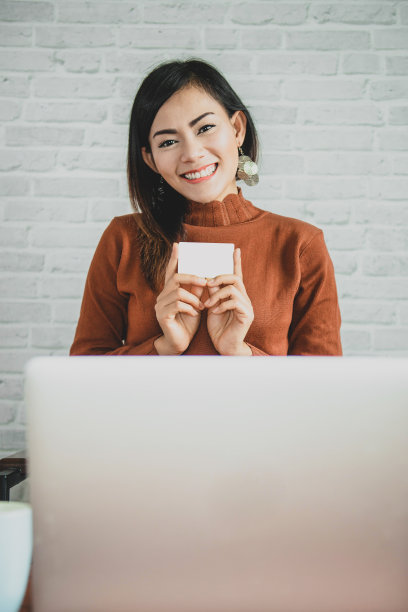 亚洲美女手捧空白广告牌，心情愉快。专注于脸图片下载