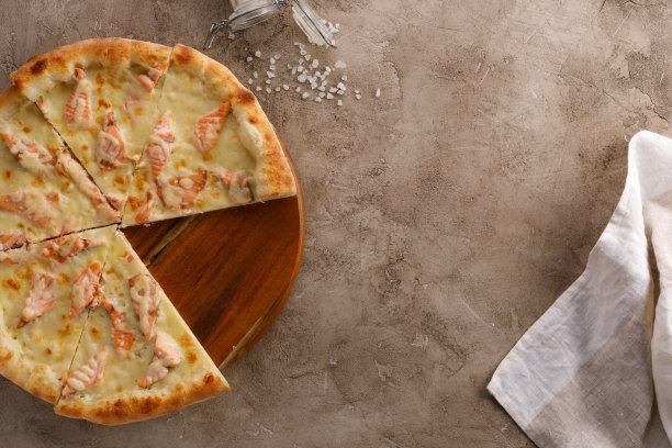 美味的披萨配上鲑鱼和纹理。美味的食物的概念。特写镜头。图片下载