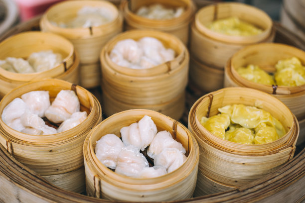 蒸的点心哈高和舒迈混合在中国竹蒸篮子里图片下载