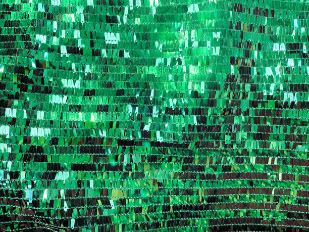 矩形绿色亮片织物纹理-闪亮的绿色亮片背景。节日、嘉年华或时尚背景概念。奢侈纺织品设计。文本的拷贝空间图片下载