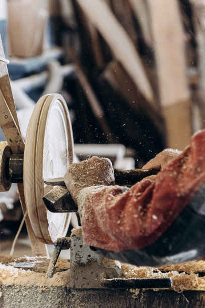 在西伯利亚，一名工人在车床上制作木板图片下载