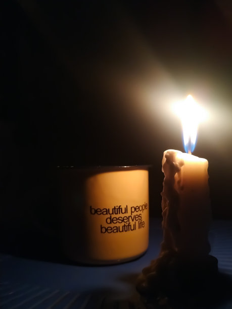 黑暗中的烛光图片下载