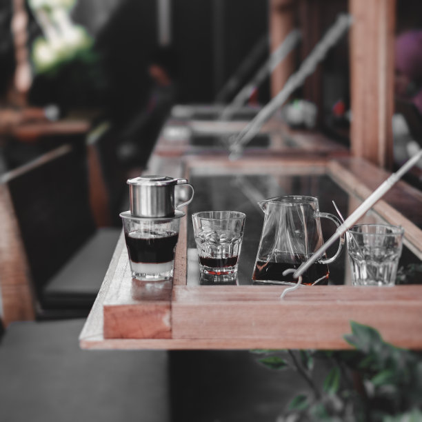 黑咖啡手工煮法v60和越南滴。图片下载