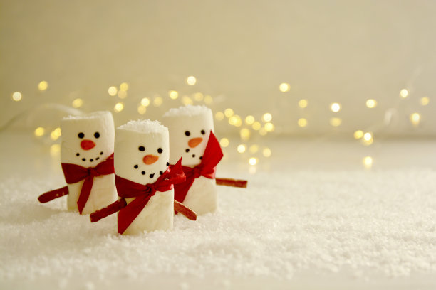 棉花糖雪人圣诞节抽象模型与散景灯图片下载