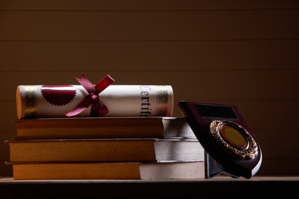 昏暗光线下的战利品和狩猎书籍图片下载