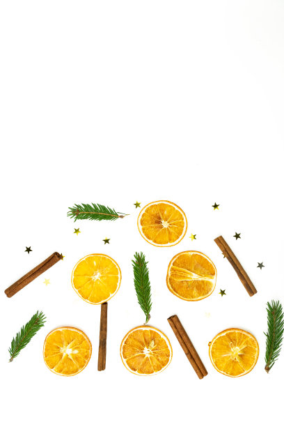 肉桂，皮草树枝和干橙子组成的白色背景。平躺，俯视图。为您的设计复制空间。圣诞节或新年的概念。图片下载
