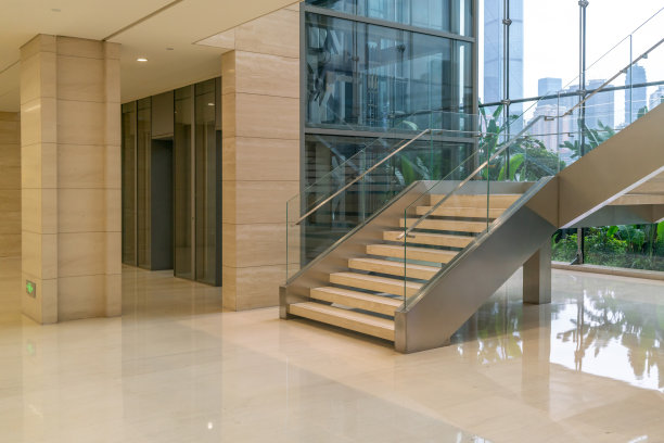 空荡荡的写字楼内部装修现代化。图片下载