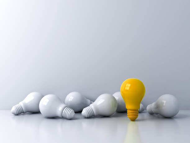 一个站在白色的背景上的黄色的想法灯泡从人群中脱颖而出的商业创意概念图片下载