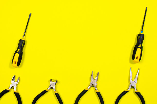 工具在黄色背景与空白文本。螺丝起子，钳子，钳子，钳子图片下载