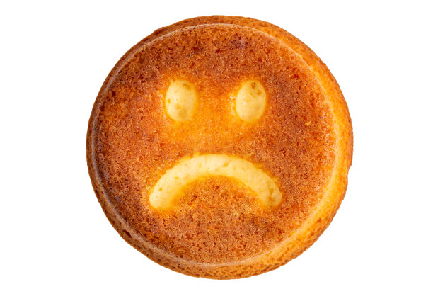 愁眉苦脸的饼干饼干孤立在白色的平铺透视图片下载