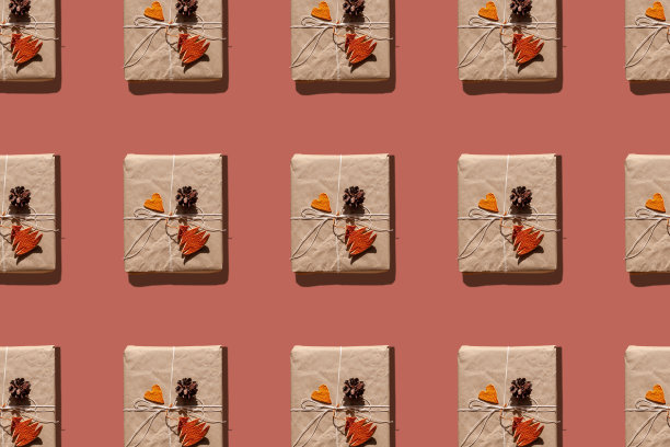 时尚的圣诞图案与纸礼盒照片上的蜡笔背景。最小零浪费新年概念。图片下载