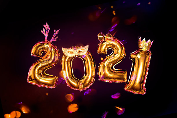 黄金数字2021在黑色背景的嘉年华配件，新年派对图片下载