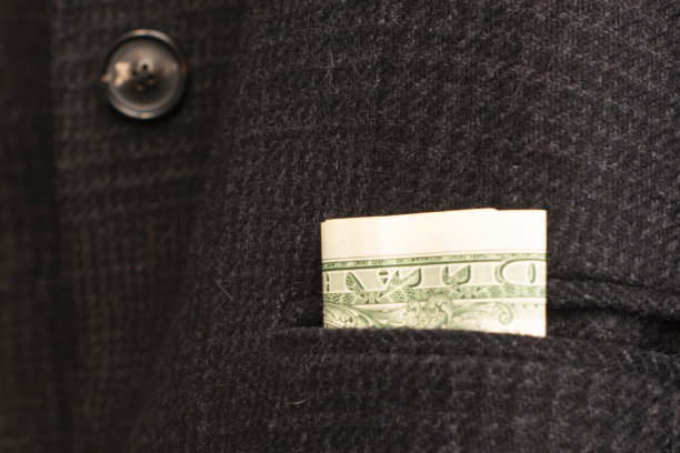 钱成功的概念。商人夹克口袋里的美元钞票。图片下载