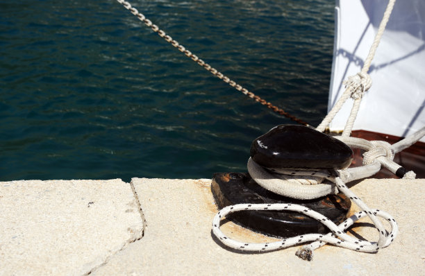 克罗地亚亚得里亚海沿岸的老锚点图片下载