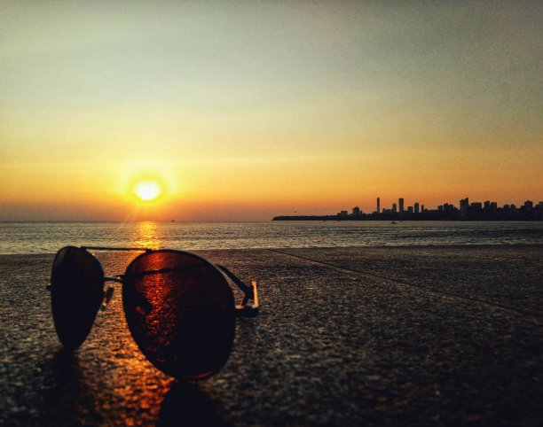 宁静和日落。图片下载