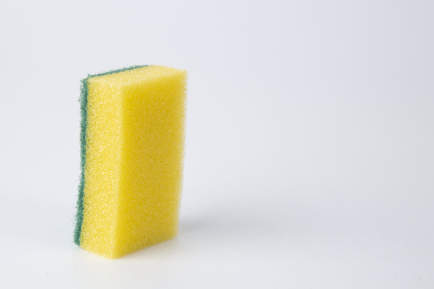 在白色背景上洗盘子用的彩色海绵。图片下载