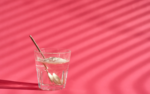 胶原蛋白粉-水解后加入一杯水食用。额外的蛋白质摄入量。天然补充的美丽和健康的皮肤，骨骼，关节。特写与复制空间图片下载