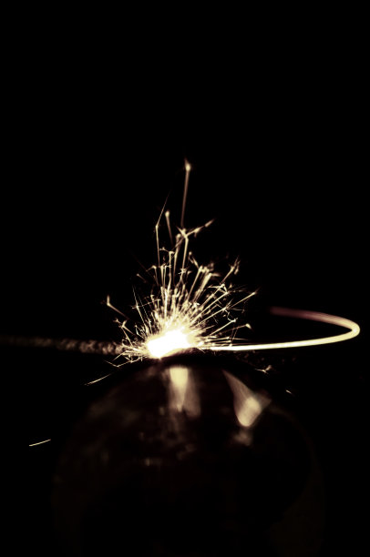 黑色背景上的新年派对烟花。图片下载