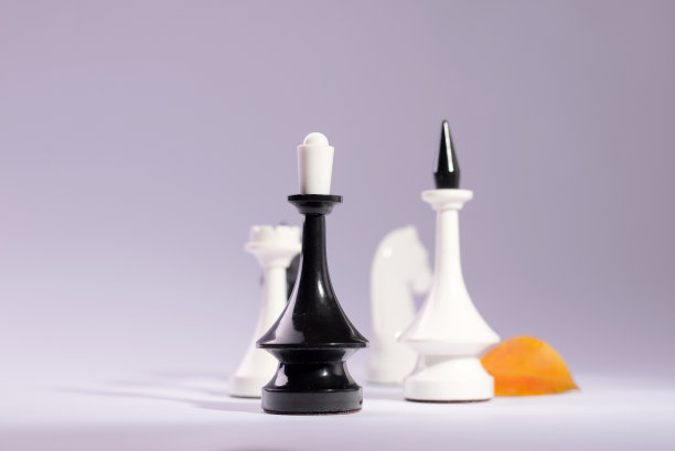 在比赛前，棋子站在棋盘上。图片下载