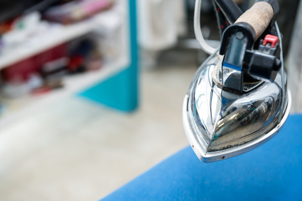 干洗店专业熨斗。小生意。干净的概念图片下载