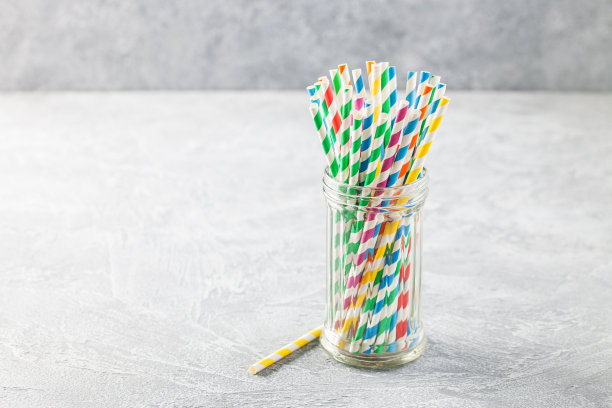 彩色的纸吸管，用于玻璃杯中的鸡尾酒。图片下载