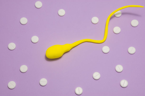 精子细胞或精子的三维解剖模型在紫色的背景上，周围点缀着白色的圆点丸子。照片概念治疗精子疾病，细胞病理学，男性不育图片下载