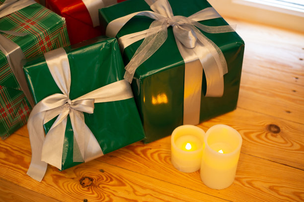 圣诞树下鲜艳多彩的圣诞礼物图片下载