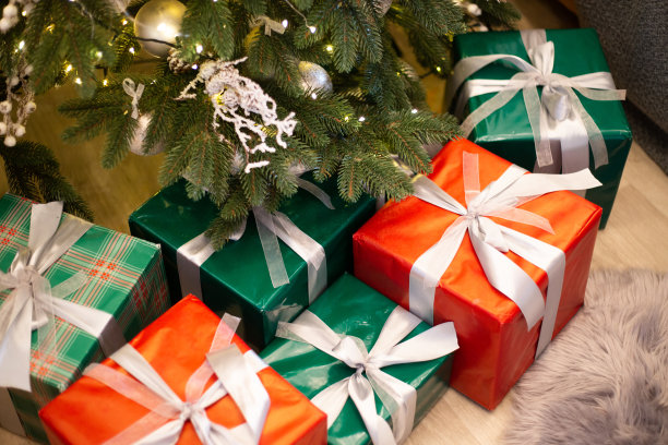 圣诞树下鲜艳多彩的圣诞礼物图片下载