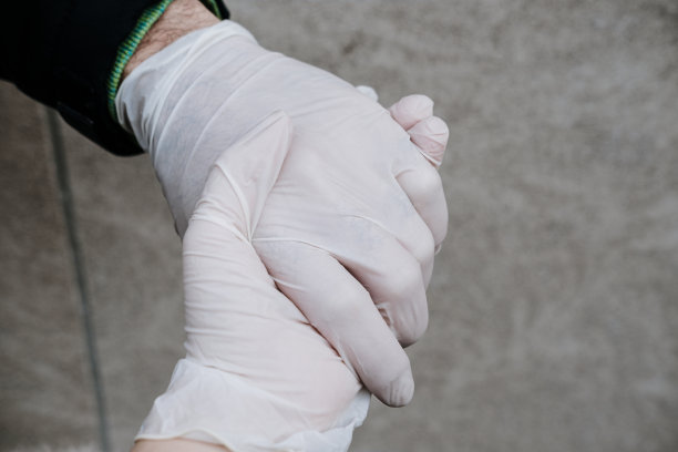 男人和女人手戴塑料手套防护病毒图片下载