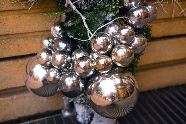 银色球装饰图片下载