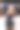 在冬天的森林里，一个快乐的年轻女子手里拿着一个烟火。图片下载